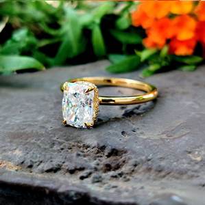 Anillos de Compromiso y Matrimonio Solitario con Halo Oculto para Mujer, Hechos en Oro Sólido de 10 Quilates y Diamantes Cultivados en Laboratorio - Product Image 1