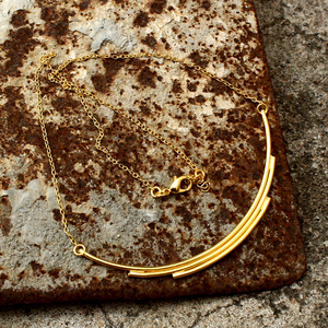 Collar de latón chapado en oro de 18 quilates para uso diario con colgante de barra curvada y cadena fina joyería de moda minimalista para mujer - Product Image 3