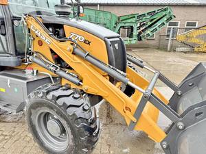 Chargeuse sur pneus Case 770EX-4WD avec pelle rétrocaveuse, capacité nominale de 9 tonnes, occasion, équipements inclus : godet, moteur, pompe, engrenage, roulement - Product Image 5