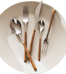 Ensemble de couverts en acier inoxydable au design moderne avec manches en bois brun, couteaux, fourchettes, cuillères, ustensiles pour la maison et les restaurants - Product Image 3