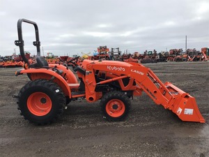 Tracteur utilitaire compact Kubota avec chargeur frontal, transmission hydrostatique, 4 roues motrices, capacité de charge - Product Image 2