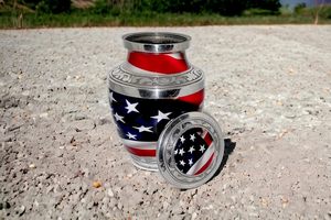 Petit récipient commémoratif d'urne de crémation en laiton de 6x4 pouces-650 ml drapeau américain patriotique artisanat rare avec sac - Product Image 6