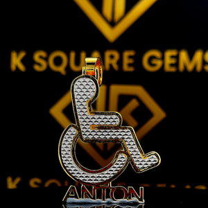 Pendentif fauteuil roulant pour homme Pendentif handicap personnalisé, breloque personnalisée en argent, bijoux en argent pour lui, pendentif plaqué or jaune - Product Image 1
