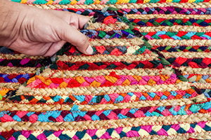 Tapis décoratif tissé à la main en coton et jute recyclé Chindi tressé et lavable pour chambre à coucher et salon d'Inde - Product Image 4