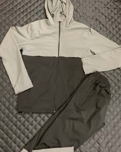 Conjunto Deportivo para Hombre, Talla Grande, Otoño-Invierno, Corte Ajustado, con Capucha, Estilo Urbano, Diseño Personalizado, Chaqueta Ligera y Pantalones Microelásticos - Product Image 1