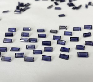 หินอิโอไลต์ธรรมชาติทรงเหลี่ยมตัดขนาด2.5x5มม. ตัดเหลี่ยมเพชรพลอย iolite หลวม - Product Image 1