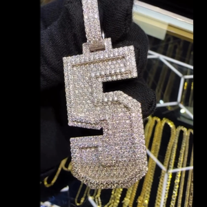 Colgante Hiphop Personalizado para Mujer de Oro Rosa con Moissanita VVS, Totalmente Engastado, Letra 5, Símbolo Cristiano, Engaste de Bisel, Cumpleaños - Product Image 2