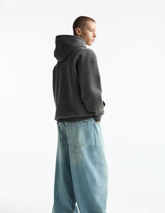 Sweat à capuche gris anthracite pour homme avec doublure en polaire douce, poche kangourou et coupe décontractée streetwear pour un usage quotidien - Product Image 2