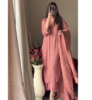 Salwar Kameez pakistanais traditionnel avec des motifs élégants et un tissu confortable pour toutes les saisons, disponible à des prix d'exportation