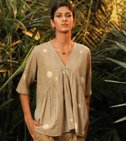 Nouvelle meilleure qualité Womens Salon de beauté et spa Tunique Chemise Dames Fantaisie salon de beauté Uniformes Tunique avec poche en option