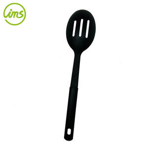 Cuchara para servir ranurada de nailon hecha en Vietnam - Product Image 2