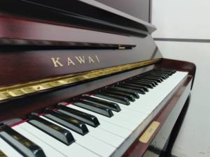 Piano droit KAWAI KL705 Premium Japonais en bois d'acajou rouge pour usage professionnel, son chaud et rond, style vintage - Product Image 3
