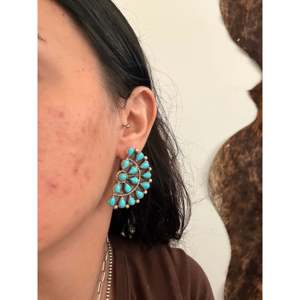Boucles d'oreilles pendantes en turquoise de Kingman et argent sterling, faites à la main par des artisans Navajo, motif floral, pour cadeau - Product Image 2