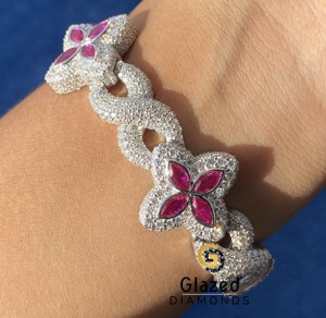 กำไลข้อมือฮิปฮอปทรงโคลเวอร์ประดับเพชรโมอิสซาไนต์ทรงกลมและทรงมาร์คีส์สีชมพูเต็มวง  ทำจากเงินแท้ 925 สำหรับทุกเพศ - Product Image 6