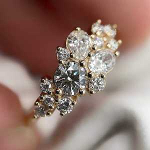 Anillo de Compromiso con Diamante Cultivado en Laboratorio de 1.75 Quilates, Diseño Único en Forma de Racimo, Anillo de Boda de Oro con Diamante de Corte Ovalado Certificado por IGI - Product Image 4