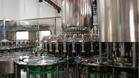 Chaîne de production CE entièrement automatique 3-en-1 pour le remplissage, le bouchage et le rinçage d'eau minérale pure en bouteilles PET, 6000 BPH, avec étiquetage