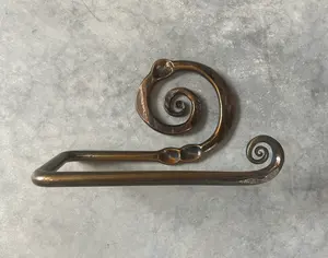 Soporte de papel higiénico con estilo moderno para baño Optimización de espacio a pedido para hoteles - Product Image 5