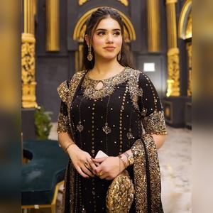 Ensemble salwar kameez en coton exclusif avec un haut et un bas ornés de broderies lourdes et un dupatta assorti pour les sorties décontractées, livraison mondiale - Product Image 3