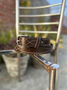 Cinturón Clásico de Cuero Vacuno con Acabado Elegante y Hebilla de Hierro, Personalizable para Uso Formal e Informal - Product Image 3