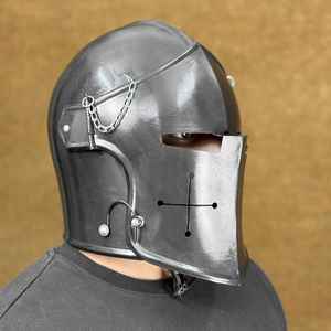 หมวกกันน็อคอัศวินดำพร้อมกระบังหน้าเกราะเหล็กนักรบยุคกลางสำหรับฮาโลวีนและของสะสม - Product Image 2