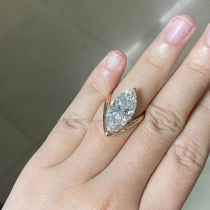 Anillo de Compromiso y Matrimonio Solitario con Moissanita de Corte Marquesa Alargada de 2.50 Ct, Plata de Ley 925 Chapada en Oro, Minimalista y Único - Product Image 2