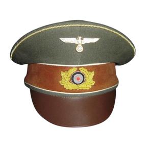 Reproducción de una gorra de visera de lana gabardina verde. La gorra está hecha de lana gabardina verde grisáceo. - Product Image 1