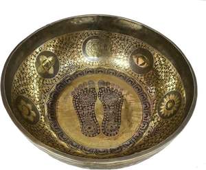 Grand bol chantant de 16 pouces de diamètre Pieds de bouddha gravés par des artisans du Népal Yoga-Session Grands bols de guérison Méditation - Product Image 6