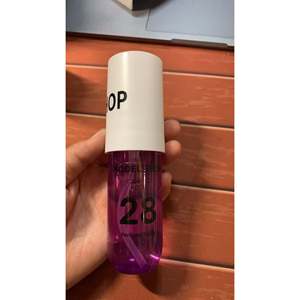 Hottie 28 Body Spray para damas Uso diario Fragancia con aromas de Rosa Fresa Jazmín Leche Woodiness 28ml Spray Bottle - Product Image 2