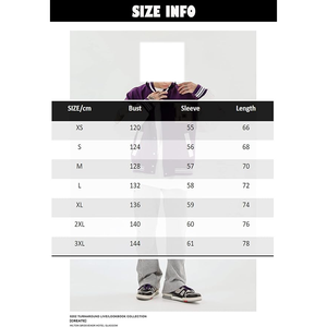 Chaqueta Varsity ligera para hombre en satén con cuello de punto de costilla a rayas, puños y dobladillo Chaqueta Varsity sostenible para hombre - Product Image 3