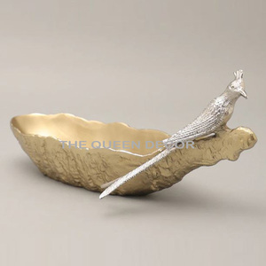 Plaqué or de forme unique en métal en aluminium élégant de fantaisie avec le bol décoratif à la recherche d'oiseau pour l'usage à la maison d'hôtel - Product Image 1