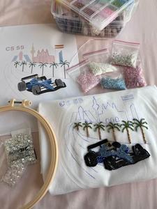 Breloque florale faite à la main en alliage coloré avec fermoir doré |   Accessoire de sac imperméable et durable |   Cadeau perlé pour elle - Product Image 3