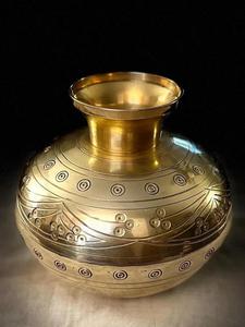 Lota traditionnel en laiton gravé doré fait à la main ou pot d'eau pour le stockage Pot de fleur décor à la maison articles cadeaux - Product Image 4