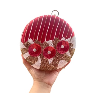 Bolso de mano con adornos redondos hechos a mano 2025, diseño Floral rojo y dorado, precio de Trabajo de La India - Product Image 1