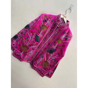 Chaqueta de Otoño Estilo Boho Rani Bloom, Reversible, de Satén y Terciopelo, Hecha a Mano en Jaipur, con Cuello Mandarín, Forro de Lino Rosa Fucsia y Exterior de Cuero - Product Image 3