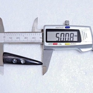 Palanca de cuerno natural con dos agujeros, perfecta para la fabricación de joyas únicas con artesanía creciente - Product Image 4