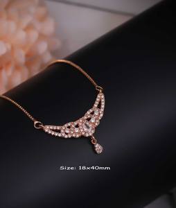 Collar con Colgante Curvo de Acero Inoxidable de Alta Calidad, con Circonitas Cúbicas Creadas en Laboratorio (AD), Chapado en Oro - Product Image 1