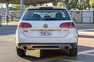 Volkswagen Golf Alltrack SE 2019 Usado en Excelentes Condiciones - Product Image 2
