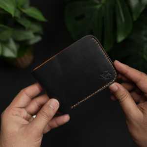 กระเป๋าสตางค์หนังแท้ WF Leathercraft No.55 รุ่นคลาสสิคแบบพับสองตอน ทำมือจากหนังฟอกฝาดสีดำผสมสีแทน - Product Image 1