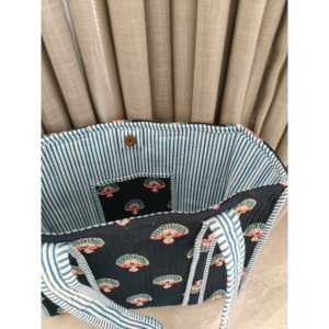 Sac fourre-tout promotionnel matelassé Fanfare Indigo de petite taille avec fermeture magnétique, en coton et coton recyclé, pour les voyages - Product Image 3