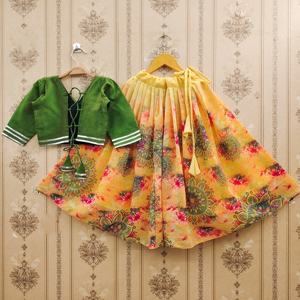 Ensemble Lehenga Choli pour enfants en polyester imprimé jaune Shoryam Fashion |   Tenue ethnique festive pour filles |   Qualité d'exportation - Product Image 2