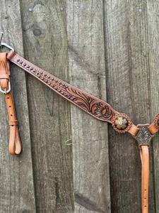 Conjunto de Brida y Pechera de Cuero_Envejecido (Aspecto Oxidado) con adornos de conchos con centros de flores de cobre, que aporta un toque cálido y vintage - Product Image 4