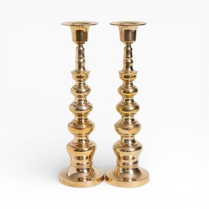 Bougeoirs en métal doré poli, paire avec un design classique tourné pour une décoration élégante et unique - Product Image 1