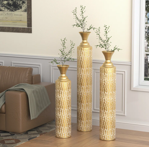 Accesorios modernos de decoración para el hogar y el hotel a precio mayorista Florero alto de metal con acabado dorado de diseño martillado - Product Image 1