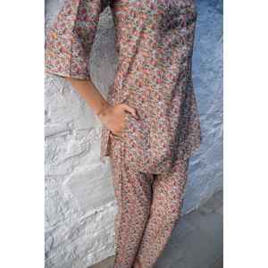 ชุดเซ็ตพิมพ์ลายดอกไม้คลาสสิก งานแฮนด์เมด เบาสบาย ชุดลำลอง 2 ชิ้น กางเกงขาสั้น ไซส์ XS ความยาวสามส่วน สำหรับฤดูใบไม้ผลิ/ฤดูร้อน - Product Image 4