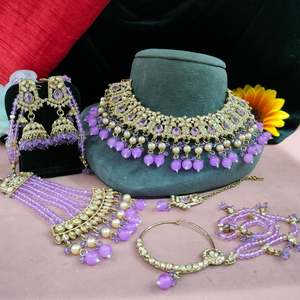 Ensemble de colliers suspendus et Kundan de perles de qualité supérieure avec Maang Tikka et Pasa (bijoux frontaux) respectueux de la peau et anti-ternissement - Product Image 4