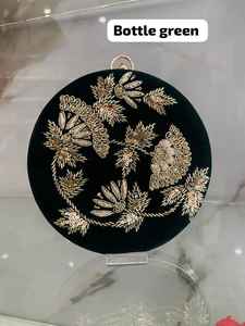 Cartera de mano de diseñador hecha a mano de primera calidad, bordado elegante, Perla impresionante, cierre de botón duradero, borla de moda de lujo - Product Image 4