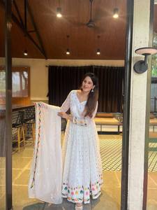 Élégant Ensemble Anarkali Moderne de Créateur en Faux Georgette Lourd avec Broderie de Paillettes Fantaisie pour Fêtes d'Hiver, Mariages et Cérémonies – Livraison Rapide - Product Image 4