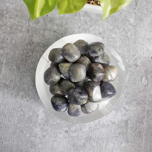 Vente en gros de pierres roulées d'iolite en vrac Cristaux de guérison naturels polis pour la méditation énergétique Reiki et la décoration intérieure - Product Image 4