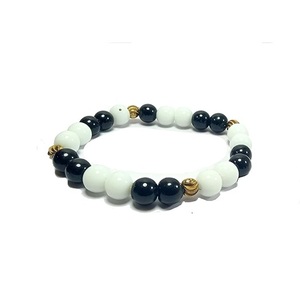 สร้อยข้อมือคริสตัล หินอาเกตสีขาวและดำ ลูกปัดโลหะสีทอง ลูกปัดกลม 8 มม. หินอัญมณี แฟชั่น ของขวัญสำหรับผู้ชายและผู้หญิง พลังงาน - Product Image 1