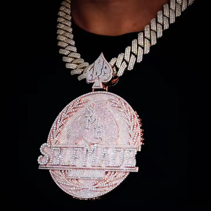 Pendentif Hip Hop personnalisé populaire pour homme en moissanite, entièrement serti de pierres, personnalisable pour les fêtes - Product Image 1